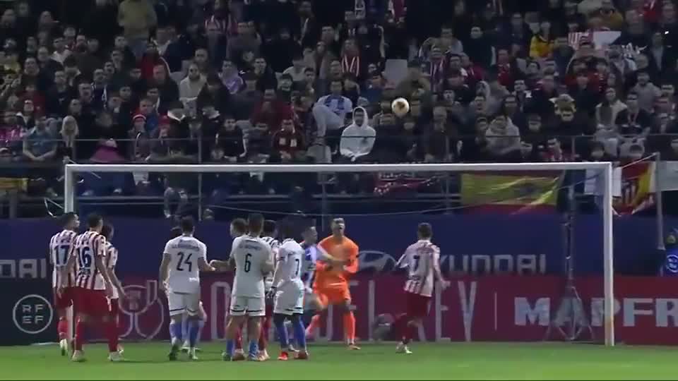 娄一晨谈斯卢茨基：他对自己的战术有近乎痴迷的坚持