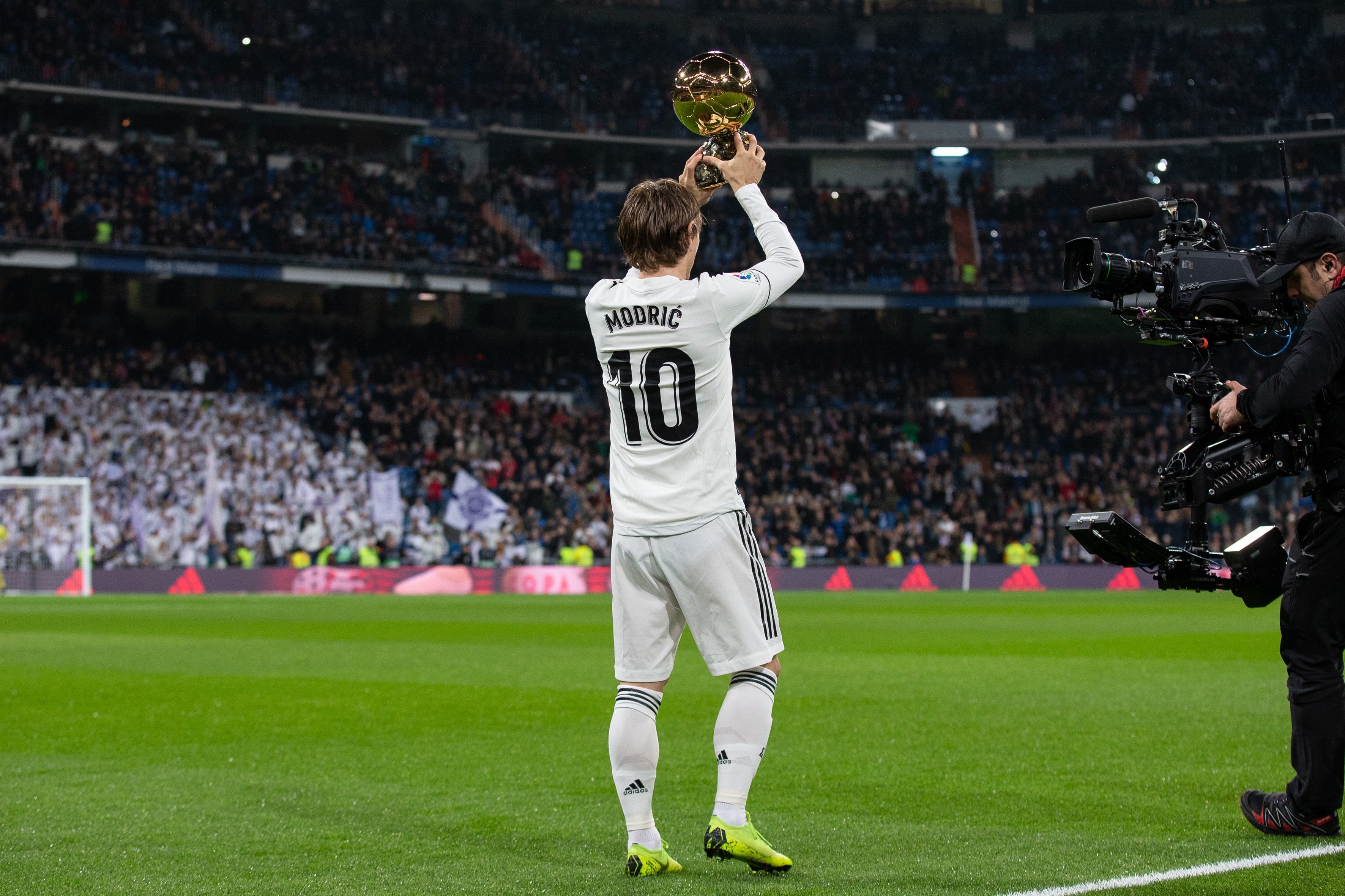 开拓者冲四杀遇阻！勇士主场半场67：41大比分领先，杨瀚森出场4分钟1篮板